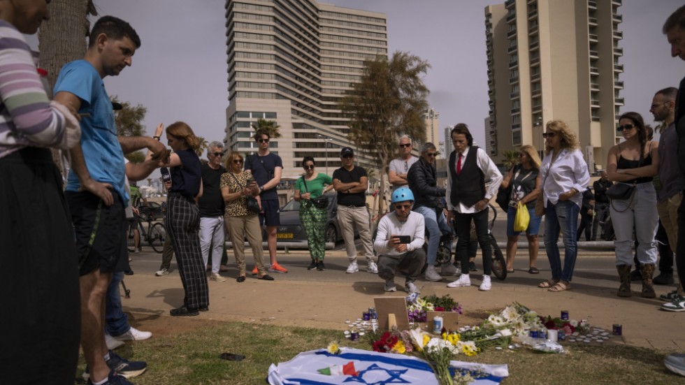 Människor samlades på lördagen för att lägga blommor och tända ljus för den italienske turist som dödades när en misstänkt terrorist körde på flera personer på en strandpromenad i Tel Aviv i fredags.
