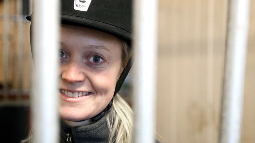 Malin Jansson, bor på Reva gård och har sin häst i stallet där.Hon ska jobba som stallchef på Göteborg horse show och ha ansvar för 240 hästar och 30 stallpersonal
