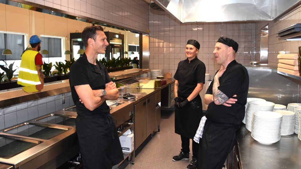 Site manager André Hådén (left) talks to chef Pernilla Andersson and kitchen manager Johnny Johansson. There are already ideas about how the operations at Recharge may be developed. 