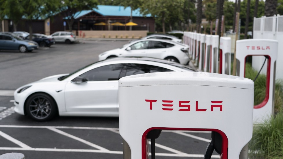 Tesla steg ytterligare på börsen efter besked om ett avtal med konkurrenten General Motors.