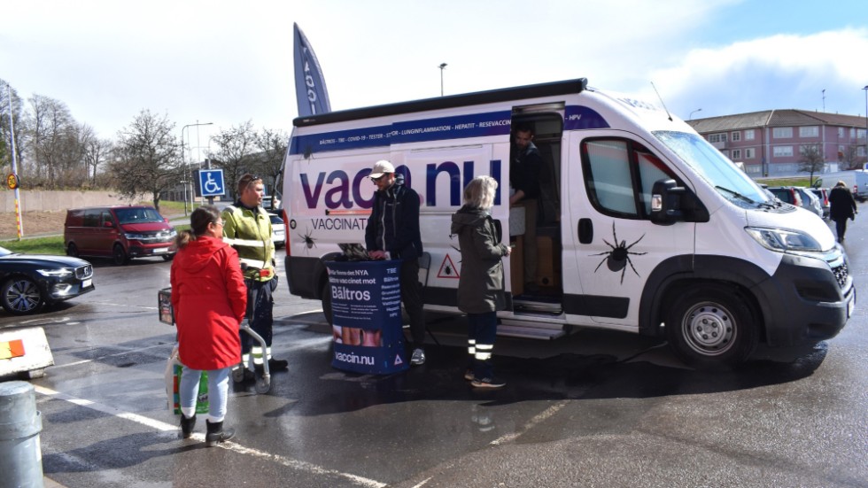 Vaccinbussen stannade till i Vimmerby och intresset var stort bland Vimmerbyborna. TBE-vaccinet är det som efterfrågas mest just nu.