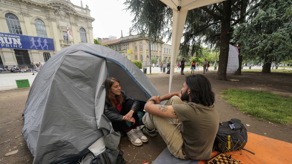 Studenter har satt upp sina tält framför Politecnico di Milano, Italiens största universitet för teknik, arkitektur och design.
