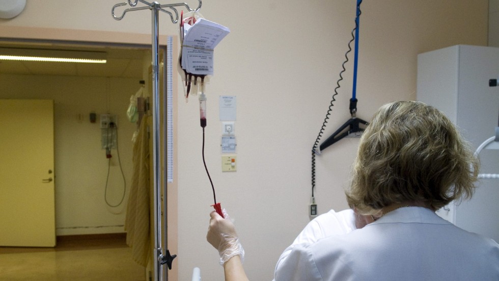 Vårdförbundet varnar om en trend där läkemedelshantering alltmer flyttas från sjuksköterskor till undersköterskor. Arkivbild.