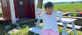 Alva, 4, har ett år kvar av cancerbehandlingen