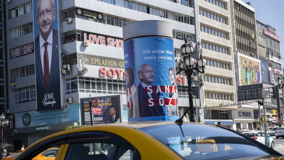 Valaffisher med oppositionspartiet CHP presidentkandidat Kemal Kiliçdaroglu vid Kizilaytorget i centrala Ankara.