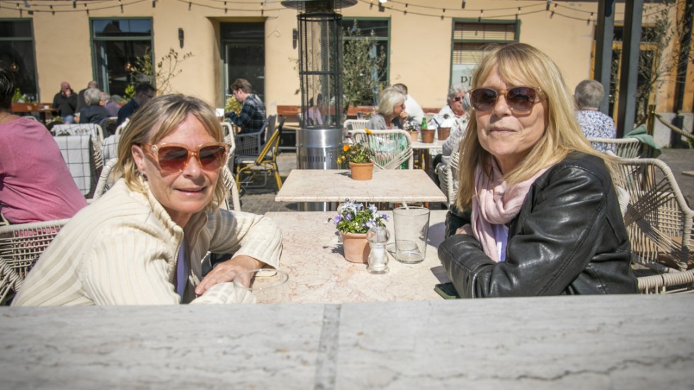 ”Det är väldigt praktiskt här på Stora torget att man kan flytta med solen under dagen”, säger Andrea Frid (till vänster). Hon är på besök på Gotland från Göteborg tillsammans med väninnan Marna Juhlin.