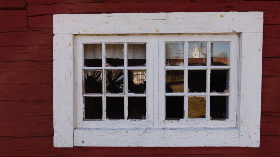 Totalt krossades ett 60-tal fönsterglas. Den här bilden är på Husartorpet.