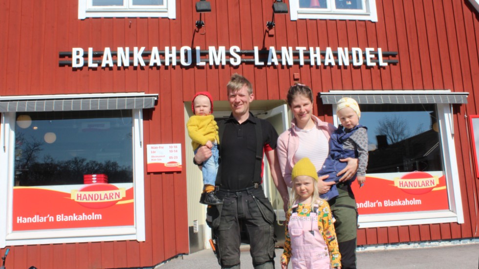 Familjen Momark i Blankaholm, från vänster Wille med dottern Ingrid och Hilma med Elna och Einar. Nu uttrycker familjen sin bestörtning över politikernas beslut att åter spara på barnen.