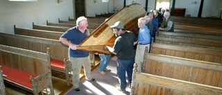 Båten lyftes in i kyrkan