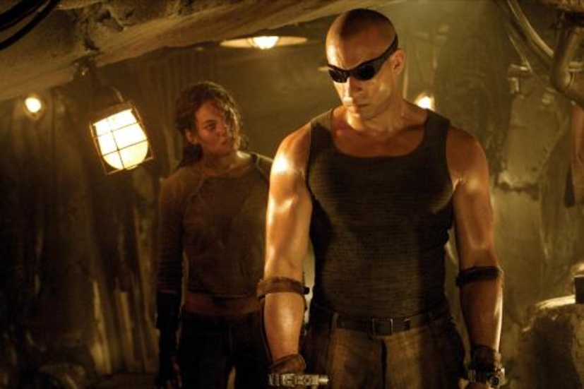 Hjältebulimi. Många närbilder på Vin Diesel och ett rymdskepp fullt av action bjuds det på i "Chronicles of Riddick". Bild: UIP