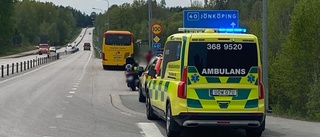 Buss och MC kolliderade på vid kommungränsen – en person får vård