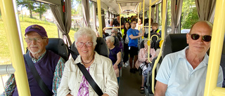 Har bott i Enköping i 40 år – idag åkte de buss för första gången