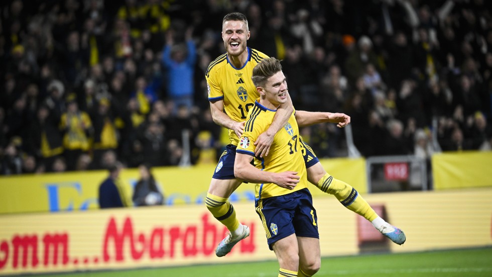 Sveriges Viktor Gyökeres och Mattias Svanberg jublar efter ett mål mot Azerbajdzjan på Friends arena.