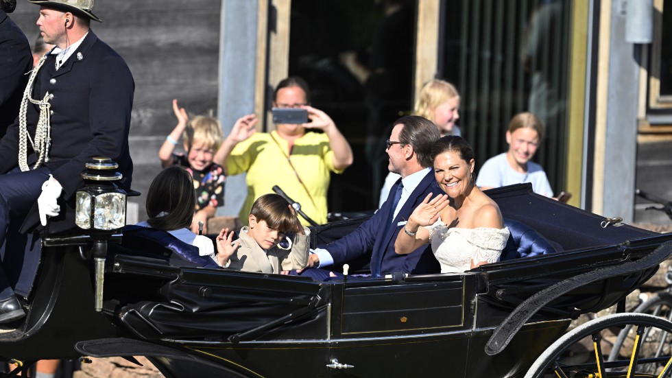 Kronprinsessan Victoria med familj i kortege genom Borgholm.