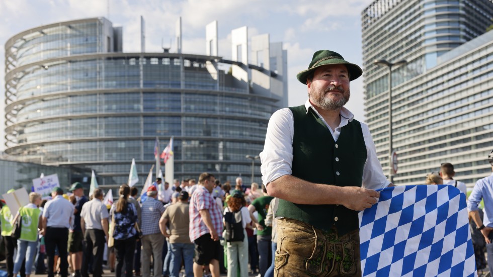 Demonstranter för och emot EU-kommissionens förslag om naturrestaurering utanför EU-parlamentet i Strasbourg.