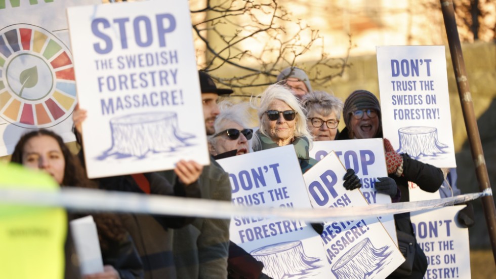 EU:s miljöministrar möttes av en Greenpeace-manifestation när de anlände till Uppsala slott.
