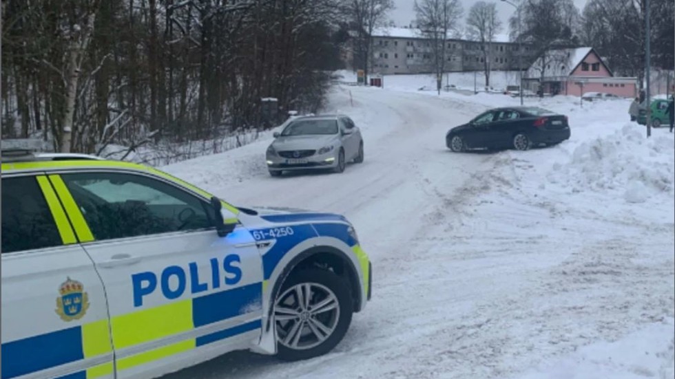Den dömda mannen fastnade i en snödriva på Björkmossavägen efter färden där han krockade med både en person och en bil. 
