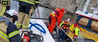 Båt tog in vatten vid Stenbryggan