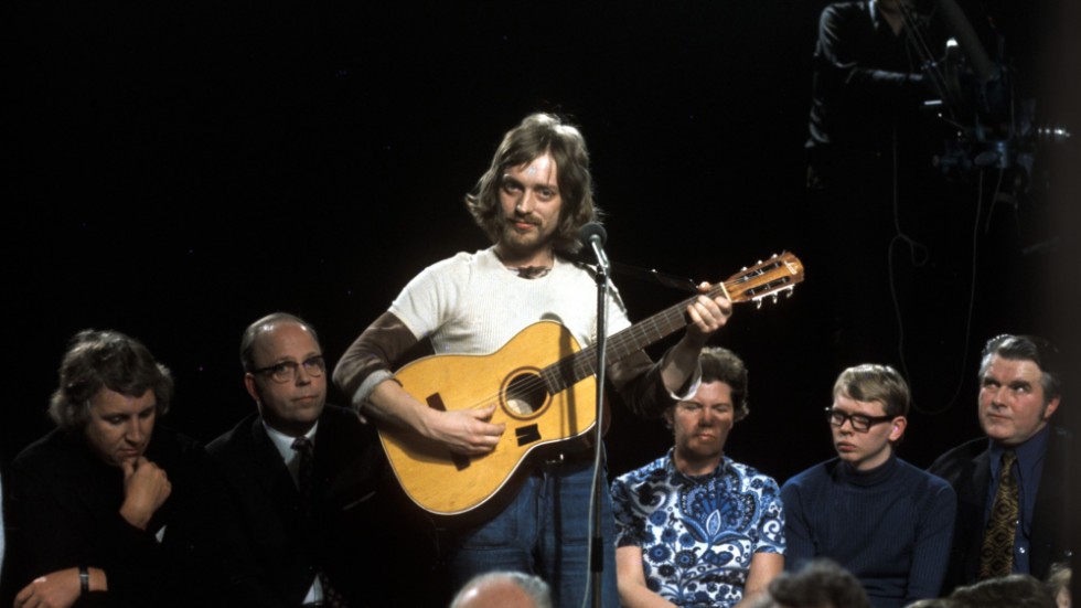 Pugh Rogefeldt uppträder i tv-programmet "Kvällsöppet" i februari 1972.