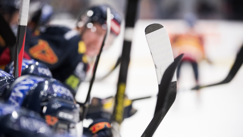 "Ishockeyspelare måste förmås att använda skydd som verkligen fungerar som skydd", skriver insändarskribenten.