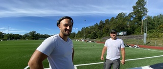 Äntligen: Nytt konstgräs på fotbollsplanen