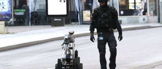 TV: Se hur polisens bombrobot hämtar "farliga" föremålet 