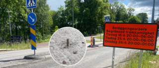 Armeringsjärn stack upp mitt i vägen i Strängnäs under vägarbete