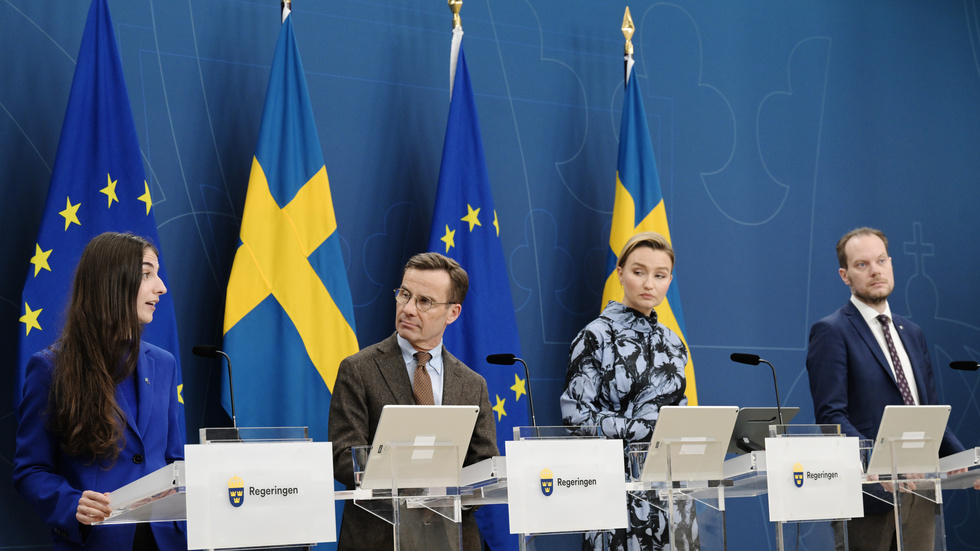 Klimat- och miljöminister Romina Pourmokhtari (L), statsminister Ulf Kristersson (M), energi- och näringsminister Ebba Busch (KD) samt Sverigedemokraternas klimat- och miljöpolitiska talesperson Martin Kinnunen (SD) vid en pressträff om klimatpolitik i höstas.