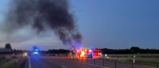 I NATT: Bil brann med öppna lågor utanför Linköping