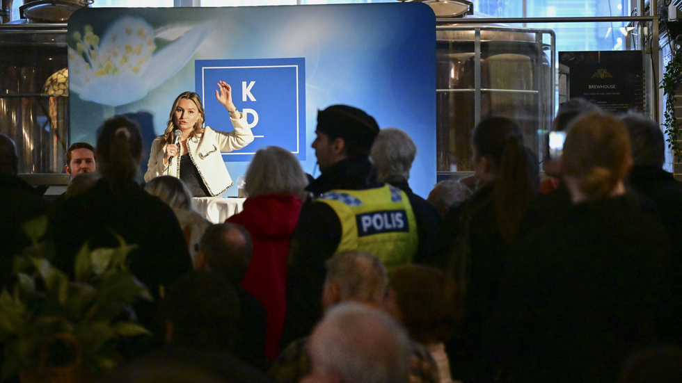Under en after work med EU-fokus på John Scott Palace i Göteborg avbröts KD-ledaren Ebba Busch av aktivister som skanderade slagord. 