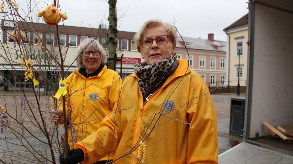 "Det tar sin lilla tid, men vi har roligt tillsammans och pengarna vi får in går till de som behöver hjälp, säger Birgitta Öhman, pressansvarig och  Ylva Sjöholm, president i Lions Linnéa.