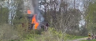 Villa övertänd på Vikbolandet: "Vi kommer låta den brinna ner"
