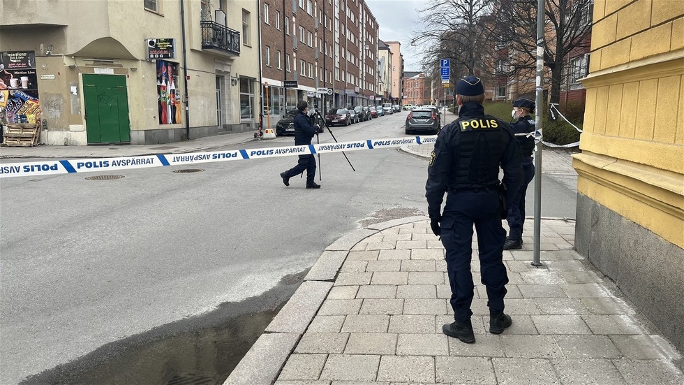 Avspärrningar på St Persgatan flyttades efter att det farliga föremålet omhändertagits. Här undersöker polisen platsen där föremålet tidigare låg.