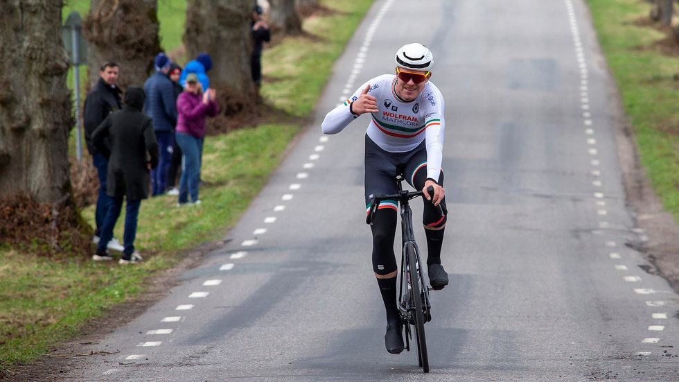 Hemmacyklisten Hugo Forssell firar segern i Östgötaloppet. 