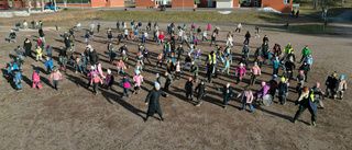 Här dansar närmare 200 elever på skolgården