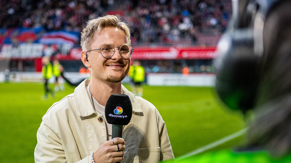 Eric Persson ger en intervju i Discoverys sändning under en match mellan Helsingborg och Landskrona 2023.