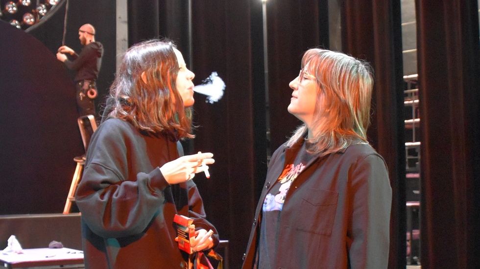 Skådespelaren Elin Skarin och regissören Sara Giese testar fejkcigaretterna från Shen Tes tobaksaffär.