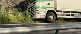 Lastbilsolycka på väg 55 – körde i diket