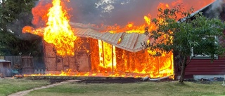 Våldsam gryningsbrand totalförstörde sommarstuga