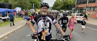Ronny Jansson cyklar för de som lever – mamman dog i hjärtinfarkt