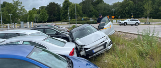 Bil körde in i bilar på US-parkeringen – en person till sjukhus