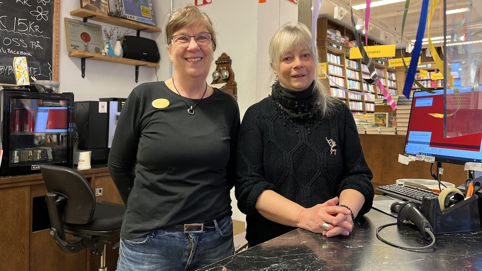 Lott Carlsson och Britt Ajneborn håller ställningarna i bokhandeln under tisdagmorgonens rea.