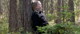Julia är skogsbadsguide: "För en del kan skogen kännas läskig"