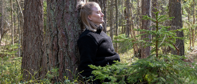 Julia är skogsbadsguide: "För en del kan skogen kännas läskig"