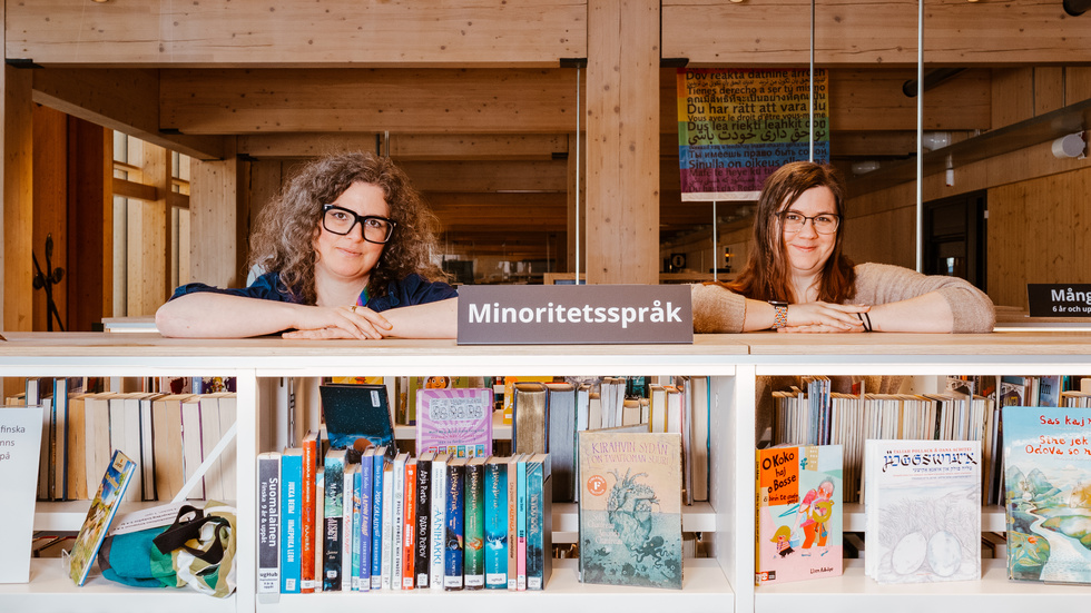 Ida Strömbro och Tyra Sundqvist är bibliotekarier vid stadsbiblioteket i Skellefteå. "Vi spenderar nog mer än halva dagen med att tala engelska”, säger Ida. 