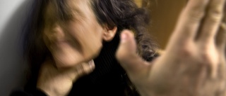 Strypgrepp och knytnävsslag – kvinna får skadestånd efter misshandel
