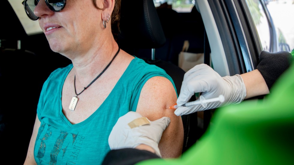 Covid-vaccinering på en drive in-mottagning i Göteborg. Fler svenskar måste ta sitt vaccin för att alla ska vara tryggare.