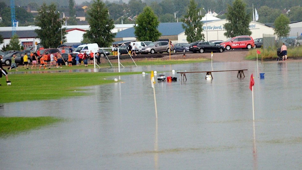 Regnoväder ställde till med översvämningar på Ceos i Vimmerby under Bullerby Cup i juli 2013.