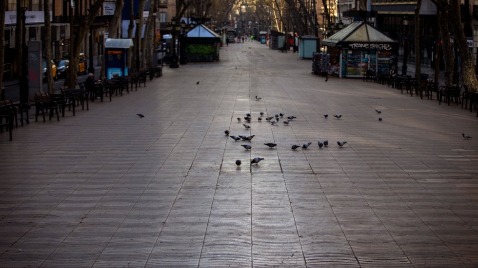 Den som fick böter för att ha brutit mot utegångsförbudet i Spanien i fjol får tillbaka sina pengar. På bilden syns den vanligtvis folktäta turistgatan La Rambla i Barcelona. Arkivbild.