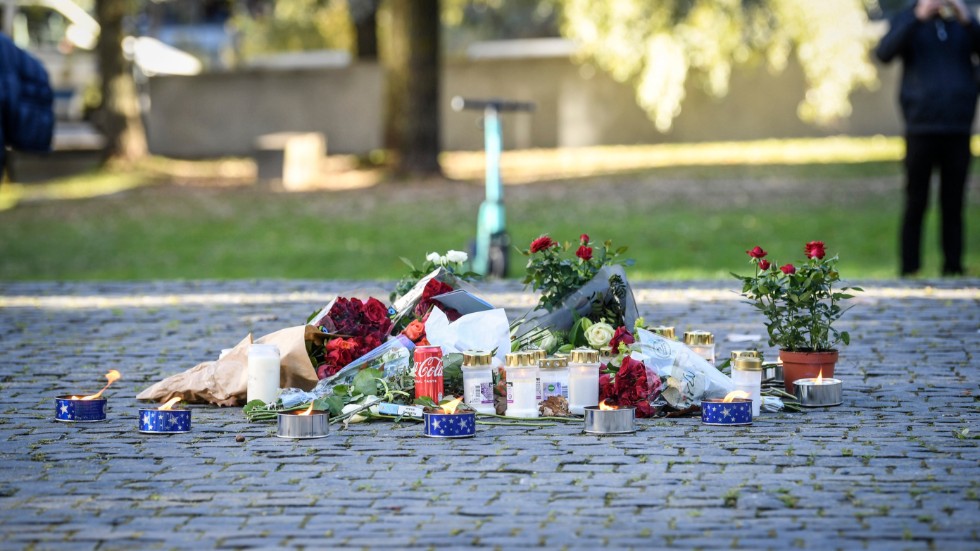 Tända ljus och blommor i närheten av platsen där artisten Einár sköts till döds i Hammarby sjöstad på torsdagskvällen.